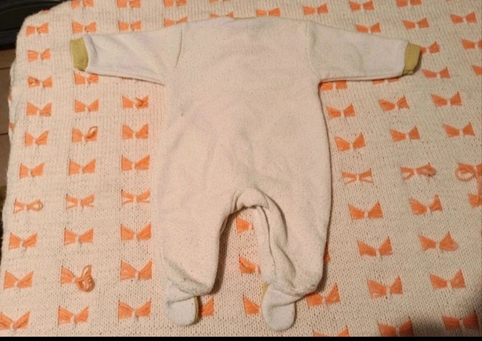 Pijama de veludo branco e verde-oliva com bordado de coelho – Tamanho 3 meses – Muito bom estado – photo 3